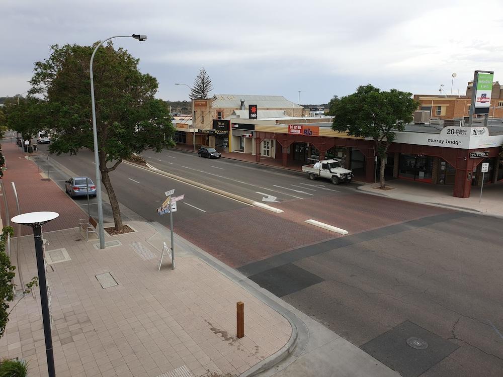 Balcony On Sixth Lodge Murray Bridge Bagian luar foto