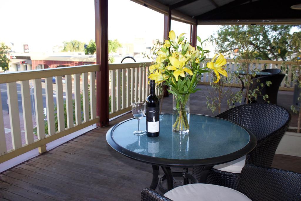 Balcony On Sixth Lodge Murray Bridge Bagian luar foto